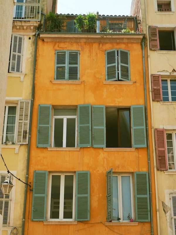 Comment réparer une fenêtre qui ne se ferme plus correctement et qui présente des infiltrations d'air et d'eau ?