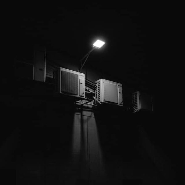 Quelles sont les étapes pour installer un éclairage extérieur avec détecteur de mouvement et de présence ?