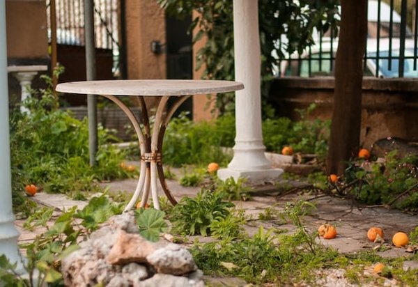 Comment fabriquer une table de jardin en bois et en béton ciré ?
