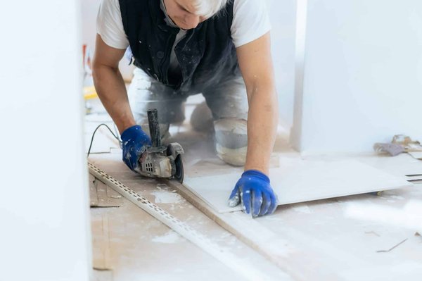 L'importance de la découpe carrelage pour avoir des nez de marches uniformes adaptées à votre escalier